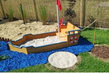 Садова пісочниця - дерев'яна пісочниця у формі човна Балу